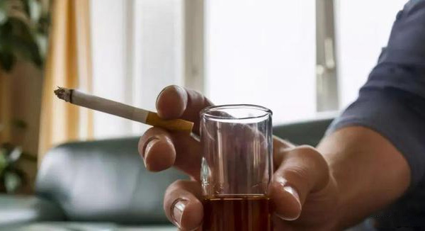 飲酒8忌煙酒混合.jpg 飲酒8忌煙酒混合.jpg